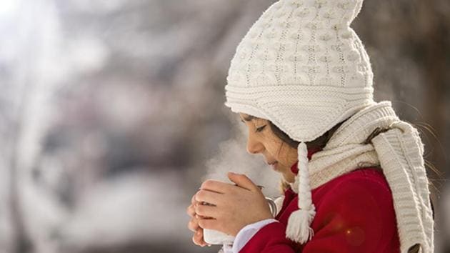 For your stomach, drinking warm drinks in winter is the equivalent of wearing a woolly hat on your head or socks on your feet. In all three cases, it’s about preserving the body’s internal energy by preventing the loss of heat.(iStockphoto)