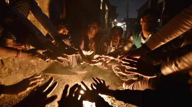 The Met department has forecast that temperature will plummet in the coming days from tomorrow.(Raj K Raj/HT Photo) The Met department has forecast that temperature will plummet in the coming days from tomorrow.(Raj K Raj/HT Photo)