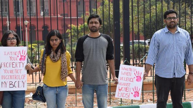 Protesters demonstrate against the Bengaluru mass molestation in front of the Karnataka high court. (HT Photo) Protesters demonstrate against the Bengaluru mass molestation in front of the Karnataka high court. (HT Photo)