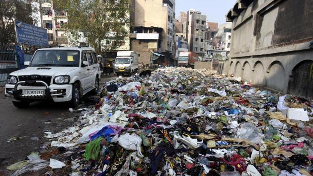 A petitioner, who claims to be a social worker, has moved the high court for urgent listing of the matter on the ground that if garbage is not removed, there will be “apprehension of break out of an epidemic”. (Sonu Mehta/Hindustan Times) A petitioner, who claims to be a social worker, has moved the high court for urgent listing of the matter on the ground that if garbage is not removed, there will be “apprehension of break out of an epidemic”. (Sonu Mehta/Hindustan Times)