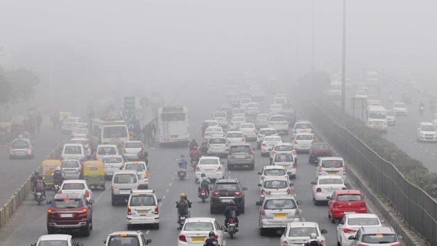 Vehicle plying slowly in dense fog at Delhi-Gurgaon expressway in Gurgaon.  (Parveen Kumar  / HT photo) 
