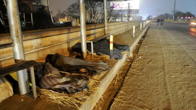 Homeless people sleep by the side of a road  on a winter night in Lucknow. (Deepak Gupta / Ht photo) 
