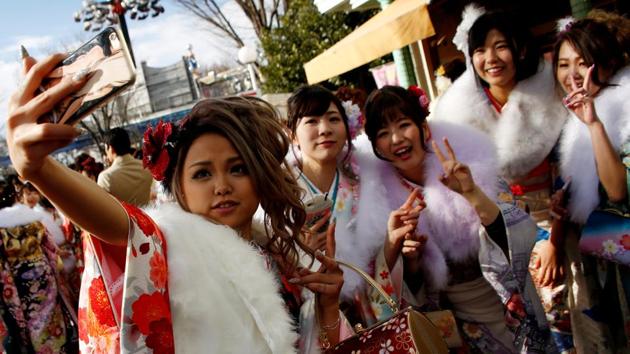 A group takes a 'selfie'. (Kim Kyung-Hoon / REUTERS)
