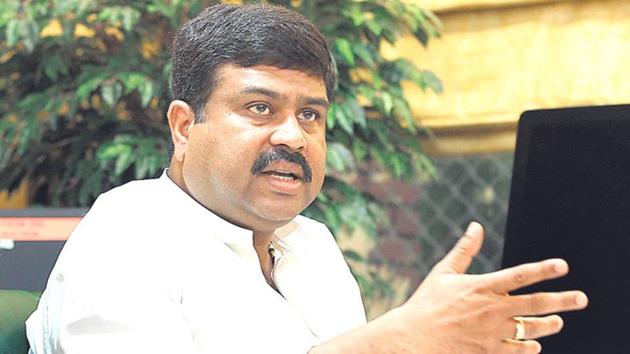 Minister of state Dharmendra Pradhan there would be no surcharge to be paid on cashless purchase of fuel from petrol pumps. (HT File Photo) Minister of state Dharmendra Pradhan there would be no surcharge to be paid on cashless purchase of fuel from petrol pumps. (HT File Photo)
