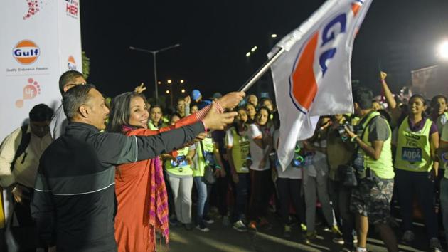 Bollywood stars Shabana Azmi and Rahul Bose flag off the 7-km night run at BKC. (Pratik Chorge/HT ) 