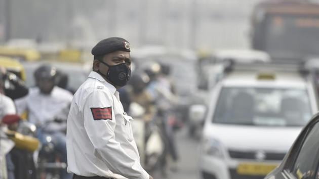 Delhi Police personnel manage traffic at the ITO crossing. A recent Greenpeace study reported that air pollution killed 1.2 million Indians annually and none of the 168 cities surveyed complied with global air quality norms(Raj K Raj/HT PHOTO)