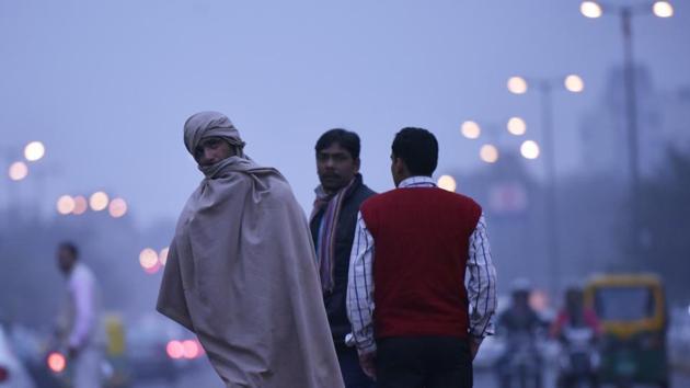 According to SAFAR, on Monday, the average readings of PM2.5 and PM10 were 101 and 179 micrograms per cubic metre, respectively. (Ravi Choudhary/Hindustan Times) According to SAFAR, on Monday, the average readings of PM2.5 and PM10 were 101 and 179 micrograms per cubic metre, respectively. (Ravi Choudhary/Hindustan Times)