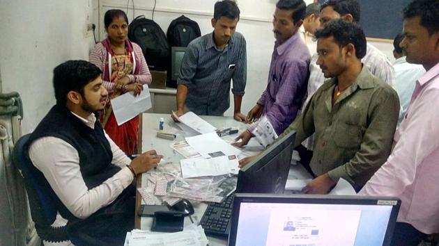 Bank officials collect papers to open accounts for workers at Udyog Vihar on November 29. (HT File) Bank officials collect papers to open accounts for workers at Udyog Vihar on November 29. (HT File)