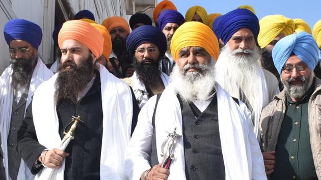 Radical jathedar Dhian Singh Mand (centre) with others at the Golden Temple in Amritsar on Monday.(Sameer Sehgal/HT Photo)