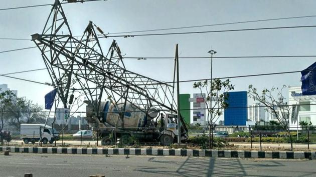 A concrete mixer truck crashed into a high-tension electric tower on the road dividing sectors 65 and 66 on Monday night.