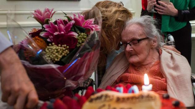This file photo taken on October 10, 2016 shows veteran British war correspondent Clare Hollingworth (R) attending a celebration to mark her 105th birthday at the Foreign Correspondent's Club (FCC) in Hong Kong. Veteran British war correspondent Clare Hollingworth, who broke the news that World War II had started, died on January 10, 2017 at the age of 105. (AFP Photo)