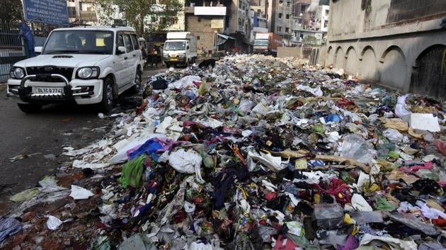 Garbage heaps block the Kanti nagar main road near Aam Adami Poly clinic as East Delhi MCD workers are on strike .More than 25,000 municipal employees, including 17,000 sanitation workers of the EDMC, are on a strike from last week over non-payment of salaries. The sanitation workers, who have gone on strike several times over the past two years, held a protest outside Delhi Deputy CM Manish Sisodia’s office and the EDMC headquarters in Patparganj. (Sonu Mehta/HT PHOTO)