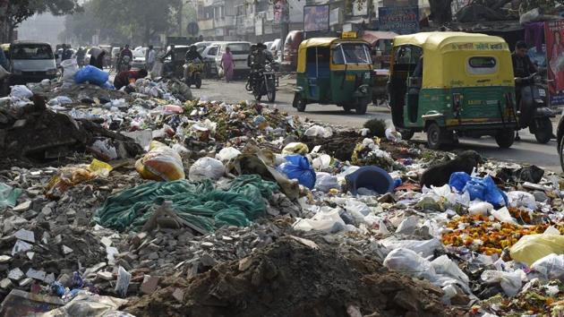 Garbage on the Shivpuri chowk near Geeta colony due to East Delhi MCD Workers on strike in New Delhi, India, on Sunday, January 8, 2017. (Arvind Yadav/HT PHOTO)