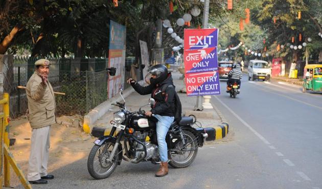 The traffic police created a one-way route from Kingdom of Dreams, the venue, to Sector 29 market road on Monday.(Parveen Kumar/HT Photo) The traffic police created a one-way route from Kingdom of Dreams, the venue, to Sector 29 market road on Monday.(Parveen Kumar/HT Photo)