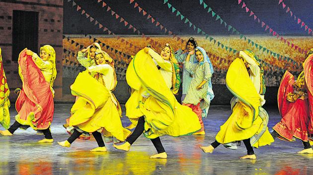 Artistes perform a folk dance on the first day of the event held in Kingdom of Dreams on January 10. (Parveen Kumar/HT Photo) Artistes perform a folk dance on the first day of the event held in Kingdom of Dreams on January 10. (Parveen Kumar/HT Photo)