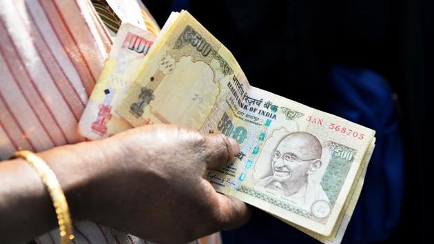 People waiting to exchange demonetised Indian currency, make enquiries at the closed gates of Reserve Bank of India in Bangalore on January 2. (AFP Photo) People waiting to exchange demonetised Indian currency, make enquiries at the closed gates of Reserve Bank of India in Bangalore on January 2. (AFP Photo)