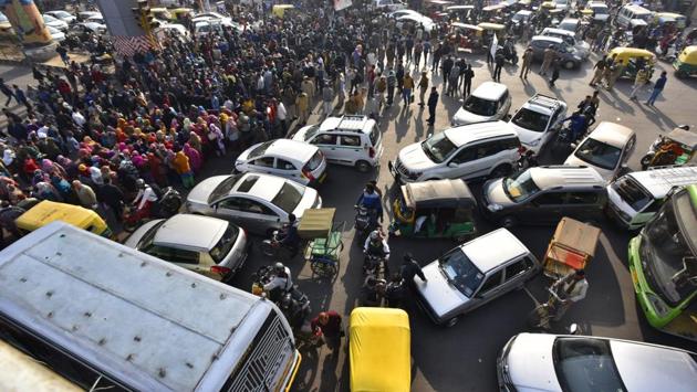 MCD workers stoped the traffic at Laxmi Nagar during the protest March for their demand and salary to Delhi Govt and MCD at Vikas Marg in New Delhi, India, on Monday, January 9, 2017. (Raj K Raj/HT PHOTO)