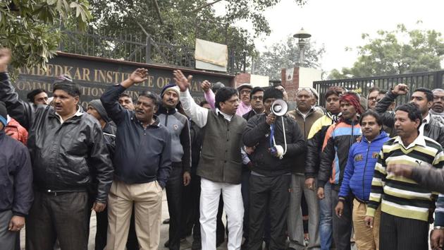 East MCD Sanitation workers Protest against non payment of pending three months salaries at Geeta Colony in New Delhi, India, on Saturday, January 7, 2017. (Mohd Zakir/HT PHOTO)