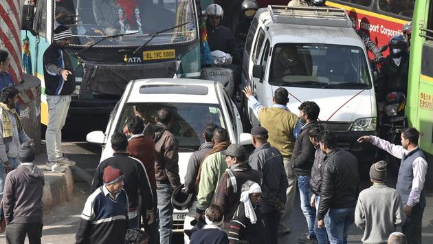 MCD workers stop traffic at Laxmi Nagar during the protest March for their demand and salary to Delhi Govt and MCD at Vikas Marg in New Delhi, India, on Monday, January 9, 2017. (Raj K Raj/HT PHOTO)