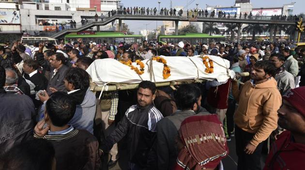 MCD workers stop traffic at Laxmi Nagar during the protest march for their demand and salary to Delhi Govt and MCD at Vikas Marg in New Delhi, India, on Monday, January 9, 2017. (Raj K Raj/HT PHOTO)