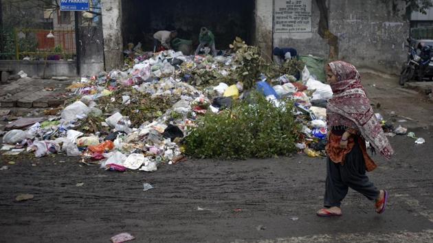 Garbage dumped on a road due to MCD workers strike in East Delhi in New Delhi, India, on Saturday, January 7, 2017. (Ravi Choudhary/HT PHOTO)