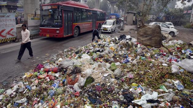 Garbage dumped on a road due to MCD strike in East Delhi in New Delhi, India, on Saturday, January 7, 2017. (Ravi Choudhary/HT PHOTO)