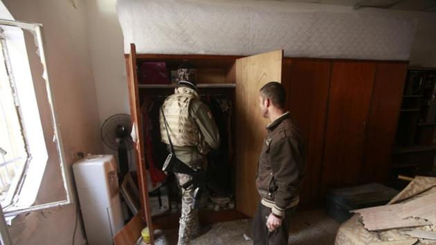 Members of the Iraqi rapid response forces, search for weapons in civilians' homes during a battle with Islamic State militants, in the Wahda district of eastern Mosul, Iraq, January 10. (REUTERS) Members of the Iraqi rapid response forces, search for weapons in civilians' homes during a battle with Islamic State militants, in the Wahda district of eastern Mosul, Iraq, January 10. (REUTERS)