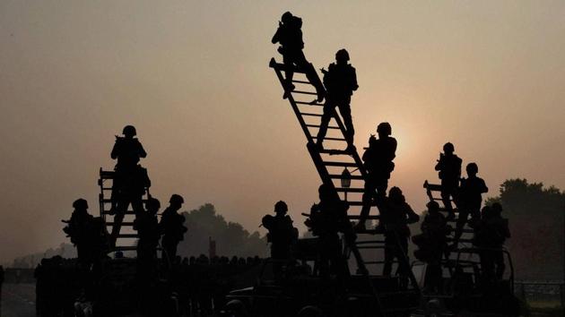 NSG Commandos during the rehearsal ahead of the Republic Day parade in New Delhi.(PTI)