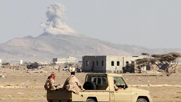 Smoke billows in the distance as Yemeni pro-government forces patrol during clashes against Shiite rebels in Yemen on Tuesday. (AFP photo) Smoke billows in the distance as Yemeni pro-government forces patrol during clashes against Shiite rebels in Yemen on Tuesday. (AFP photo)