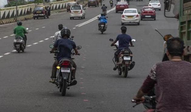 A fortnight since the Mumbai police launched an all-out crackdown against bikers driving without helmets and other traffic offences, bikers from south and south central Mumbai have found their way out by ganging up on internet messaging application, WhatsApp, to post alerts about police checks in their respective localities. (HT) A fortnight since the Mumbai police launched an all-out crackdown against bikers driving without helmets and other traffic offences, bikers from south and south central Mumbai have found their way out by ganging up on internet messaging application, WhatsApp, to post alerts about police checks in their respective localities. (HT)