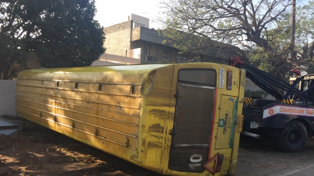 The bus overturned in front of Gurudwara Santsar Sahib in Sector 38, on Wednesday morning.(Nikhil Sharma/HT)