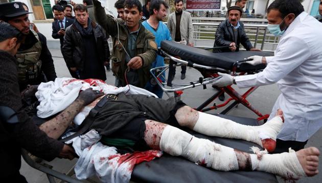 Men carry an injured policeman to a hospital after a suicide attack in Kabul, Afghanistan January 10. (REUTERS) Men carry an injured policeman to a hospital after a suicide attack in Kabul, Afghanistan January 10. (REUTERS)