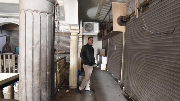 The shop in Krishna Nagar where the illegal casino was being run in the garb of a gaming parlour for kids. Five people have been arrested. (Raj K Raj/HT Photo) The shop in Krishna Nagar where the illegal casino was being run in the garb of a gaming parlour for kids. Five people have been arrested. (Raj K Raj/HT Photo)