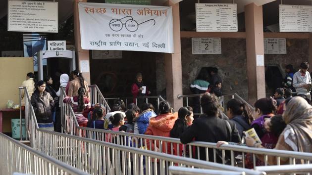 People queue up at the entrance of Delhi zoo to buy visitor entry tickets. (Virendra Singh Gosain/HT PHOTO) People queue up at the entrance of Delhi zoo to buy visitor entry tickets. (Virendra Singh Gosain/HT PHOTO)