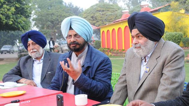 (From left) Advocate Amardeep Singh (56), Fatehgarh Sahib legislator Kuljit Nagra (51) of the Congress and ruling Shiromani Akali Dal district president Ranjit Singh Libra (67) discuss the SYL issue at the lush lawns of Bhure Da Dhaba.(Anil Dayal/HT Photo)