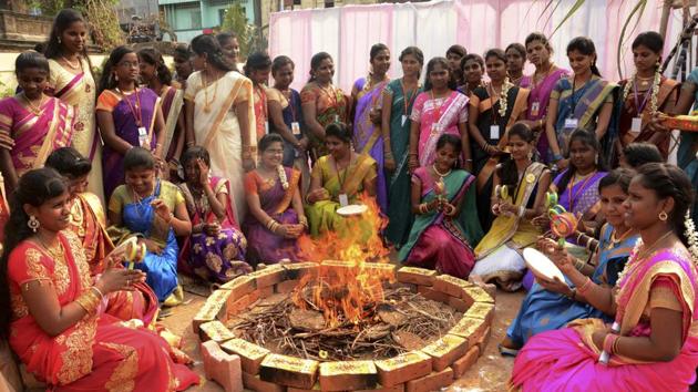 Students of Sri Kanyakaparameswari College celebrate Pongal. (V Srinivasulu /HT Photo)
