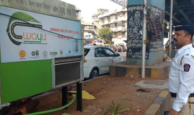 Officers from the Mumbai traffic police said that there was no significant improvement in air quality at any of these junctions after the installation of the Wind Augmentation and Air Purifying Units (WAYU) last Wednesday.(HT)