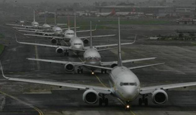 Even as domestic carriers squabble over whose flights were mostly on time, flight movement data showed that fliers across airlines faced their worst delays at the Mumbai airport in December(HT FILE)