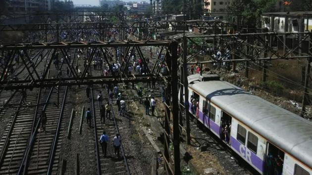 Train services on the central railway (CR) were hit on Thursday because of a rail roko between Dombivli and Kopar railway station in Thane. (HT) Train services on the central railway (CR) were hit on Thursday because of a rail roko between Dombivli and Kopar railway station in Thane. (HT)