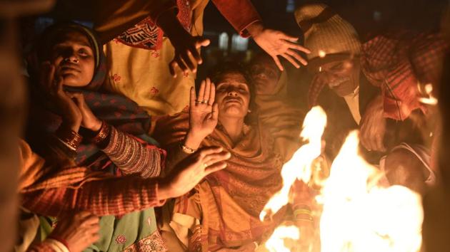 Patients and their families sleep outside AIIMS in the open during extreme cold because insufficient facilities in New Delhi. (Saumya Khandelwal/HT PHOTO)