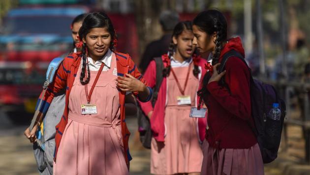 Girls seen wearing warm cloths as Mumbai recorded the coldest day at Wadala. (kkunal patil/ht photo)