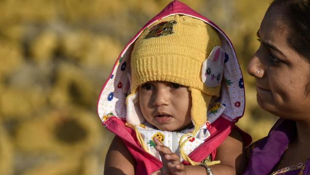 A kid seen wearing warm cloths at Dadar. (kunal patil/ht photo)