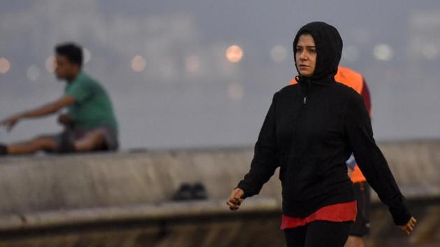 A girl wearing warm cloths during cold weather at Marine Drive in Mumbai. (Kunal patil/ht photo)