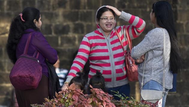 Women wearing warm cloths as Mumbai recorded the coldest day at Dadar. (Kunal Patil/HT Photo)