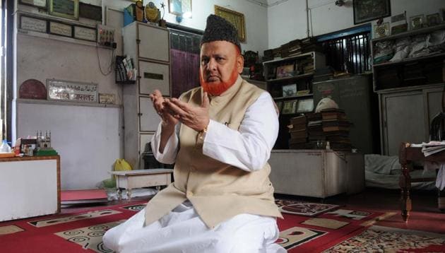 Noor-ur-Rehman Barkati , Imam of Tipu Sultan Mosque offering Namaz at his office in Kolkata.(Subhankar Chakraborty/ HT Photo)