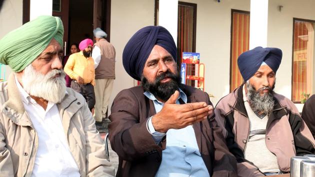 Sadhu Singh (centre), the aggrieved father of deceased Gurjeet Singh, at the Sehaj Dhaba in Kotkapura.(Sanjeev Kumar/HT Photo)