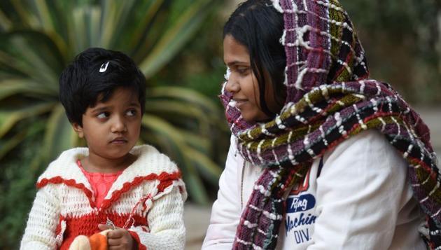 People seen wearing warm cloths as Mumbai recorded the coldest day. (Pratik Chorge/HT PHOTO)