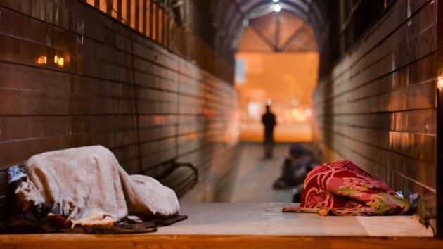 SEEKING REFUGE: Some seek shelter from the chilly night breeze in the subways near Nigambodh ghat. (AMAL KS/HT PHOTO) 