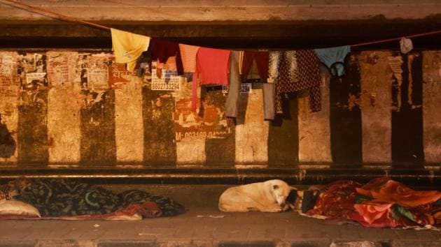 OUT IN THE OPEN: Presumably a family that chooses to live on the road rather than in a shelter: There are 197 night shelters across the city, out of which 19 are for women. Most of the shelters are portable cabins of aluminium and steel, and are perpetually  over-crowded.  (AMAL KS/HT PHOTO) 
