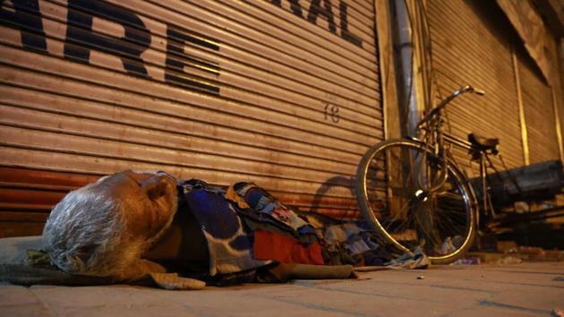 SOUND SLEEPER: An old man sleeping on the floor in front of a shop in Paharganj. (AMAL KS/HT PHOTO) 
